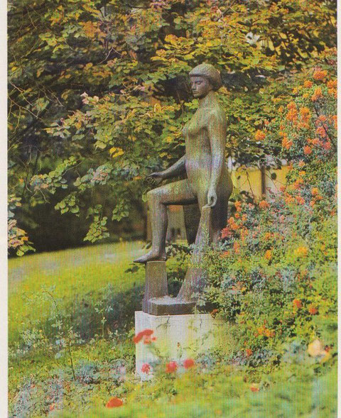 Denkmal "Badende", das heute vor dem sogenannten Dreigeschosser, dem Medizinischen Versorgungszentrum der Stadt, steht