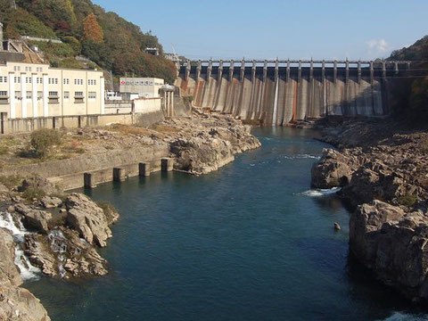 迫力ある大井ダム。正面の東雲橋の上からパシャ