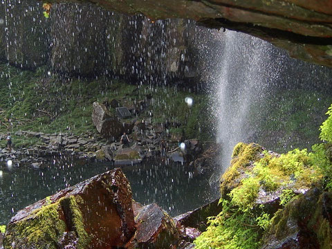 洞窟の中で雨宿り? これが滝の裏側からの風景