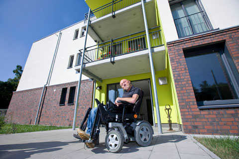 Wolfgang Pohl lebt im Appartementhaus der Diakonie Ruhr in Bochum-Weitmar – mitten im Stadtteil (Foto: Hanjo Schumacher).