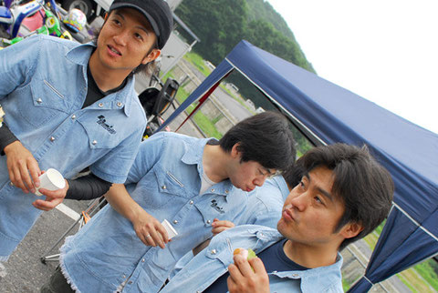チームウエアのように全ライダーとサポーターたちが揃って着るのでかなりカッコイイ! 毎戦コンプリートルックが製作を担当