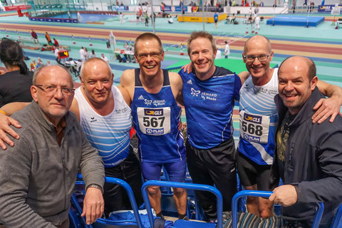 Trainer und Sportler, die sich gemeinsam über die Erfolge freuen: v.l.: Hammerwurftrainer Werner Niehaus, Hans Wewering, Reiner Heweling, Christian Dangelmaier, Tom Ketelaer und Trainer Roman Buhl.