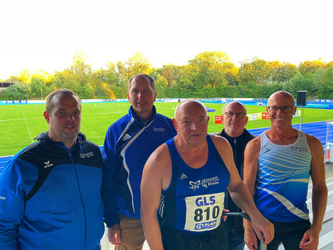Alle LAZ-Senioren kehrten mit Edelmetall zurück. V.l.: Michael Garbert, Andre Hövelbrinks, Hans Wewering, Trainer Werner Niehaus, Tom Ketelaer.