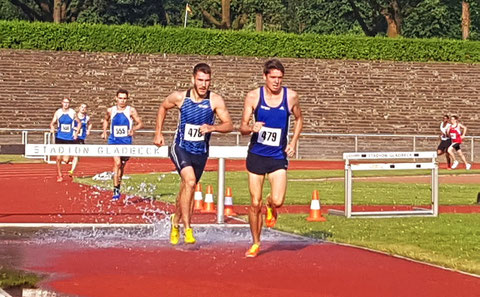 In 6:13,26 min (Malte Stockhausen, Start-Nr. 479) und 6;14,67 min (Erik Höpfner, Start-Nr. 478) absolvierten die beiden LAZler den 2000-m-Hindernislauf und blieben damit unter der DM-Norm (6:15,20 min). (Foto: Andreas Stockhausen)