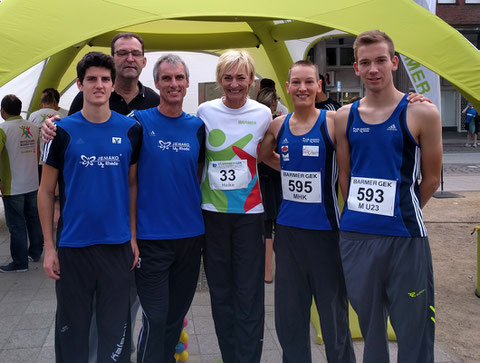 LAZ-Straßenlauf-Team mit prominenter Unterstützung: v.l.: Janek Betting, LAZ-Stützpunktleiter Jürgen Palm, Friedhelm Betting, Olympiasiegerin Heike Drechsler, Christoph Uphues und Marcel Eckers.