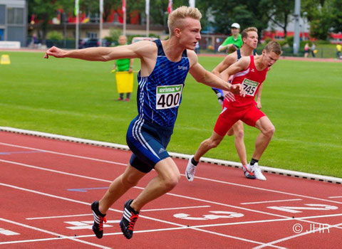 Henry Vißer (Start-Nr. 400) holt Silber im 100-m-Sprint in 11,01 Sekunden. Michel Boeck (hinten) läuft in persönlicher Bestzeit von 11,47 Sekunden auf Rang sechs. (Foto: Jan-Hendrik Ridder)