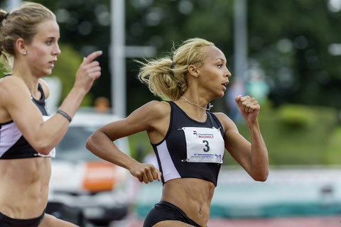 2017 schlug Christine Salterberg in einem packenden Hürdenlauf die Deutsche Meisterin Djamila Böhm (Start-Nr. 3) in Rhede. (Foto: Jan-Hendrik Ridder)
