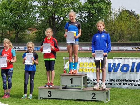 Siegerehrung von Emelie Paß (1) und Marie Knipping (4).