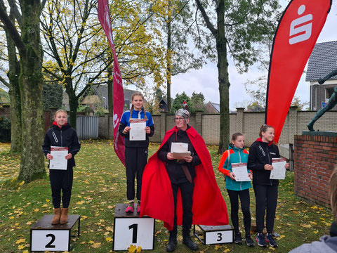 Marie Knipping siegte beim Martinscross in Krefeld mit deutlichem Vorsprung in der W13 und hofft auf eine Teilnahme im Rahmenprogramm der Cross-EM in Brüssel.