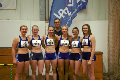 Kämpften mit viel Spaß für das LAZ Rhede, v.l.: Greta Boeck, Kim-Jessica Thöne, Nike Dangelmaier, Hannah Schoofs, Alicia Südholt, Marie Steldermann und Trainer Jürgen Palm (hinten).