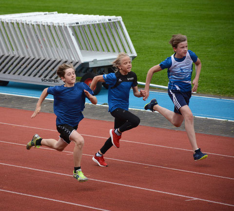 Ivan Svalov (Mitte) stürmte seinen Konkurrenten im 800-m-Lauf davon.