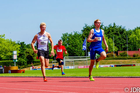 Jan Siebert (im blauen LAZ-Trikot) mischt mit seiner Saisonbestzeit von 56,05 Sekunden über 400m Hürden der U18 ganz vorne mit. (Archivfoto: Jan-David Ridder)