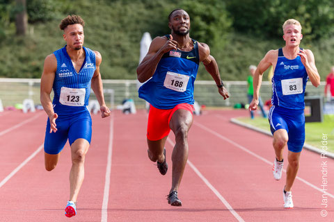 Das Foto zeigt von links: Steven Müller (Doppelsieger im Vorjahr über 100+200m und Deutscher Hallenmeister 2018), Jeff Vanan, Surinam (Zweiter des Vorjahres) und Henry Vißer, DM 7. und U23-DM 5. und 6. vom LAZ Rhede. (Foto: Jan-Hendrik Ridder)