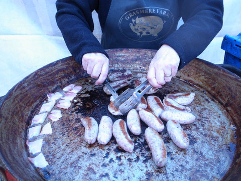 大きなフライパンで焼いています