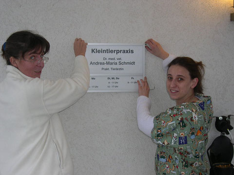 Dr. Andrea-Maria Schmidt mit Helferin Sonja Frese