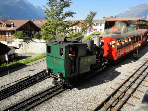 Lok 6 mit den Vorstellwagen B16 und B26 in Brienz