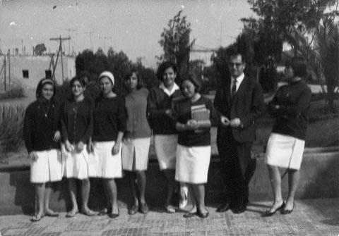 Rafael Rubio Latorre con un grupo de alumnas. Foto Abdel-kader Kibir