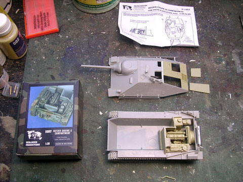 Rohbau des Dragon Hetzers (mittlere Produktionsreihe) mit dem schon eingeauten Motordeck mit den geöffneten Motorluken un d dem eingepassten Resinmotor.