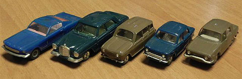 Ford Mustang, Mercedes 250 SE, Renault 4, Simca 1000, Renault 10. La foto es cortesía de Piero Barba (Italia).