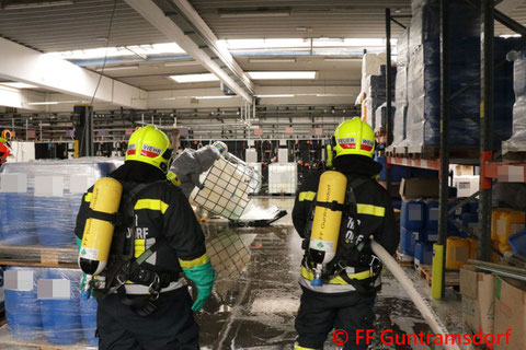 Feuerwehr; Blaulicht; FF Guntramsdorf; Chemiewerk; Schadstoffunfall;