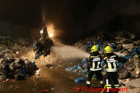 Feuerwehr; Blaulicht; FF Guntramsdorf; Chemiewerk; Schadstoffunfall;