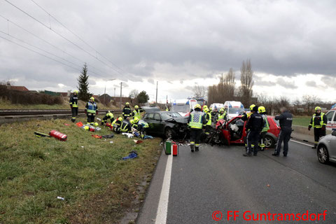 Feuerwehr; Blaulicht; FF Guntramsdorf; B17; Schwerer Verkehrsunfall; PKW; Christopherus;