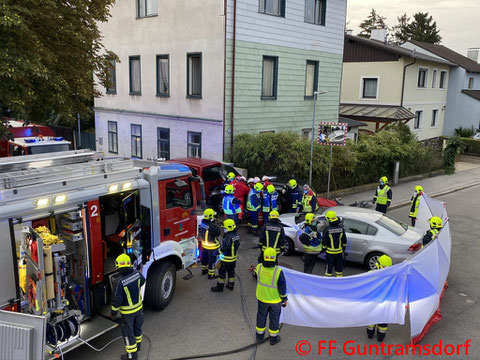 Feuerwehr; Blaulicht; FF Guntramsdorf; B17; Schwerer Verkehrsunfall; PKW; Christopherus;