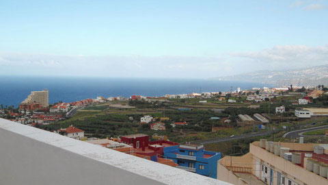 Meerblick von der Terrasse über Puerto de la Cruz auf Teneriffa.