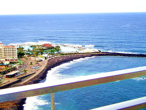 Auf dem Bild sieht man den Ausblick auf Puerto de la Cruz und das Meer von der Terrasse des Apartment welches Langzeit gemietet werden kann. Der Link führ zur Beschreibung des Apartments.