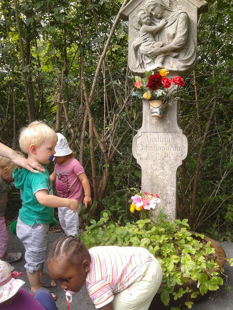 Krippengruppe besucht den Bildstock an Maria Himmelfahrt 2012 - Nähe Marienkrankenhaus