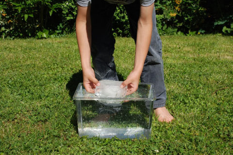 Eisblock im Wasser - Nela forscht - Naturwissenschaft für Kinder