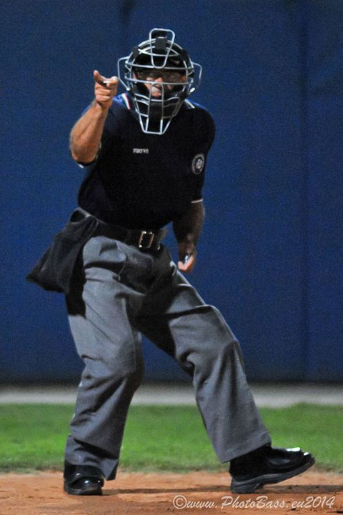 Nella foto di Lauro Bassani, l'umpire Marco Screti