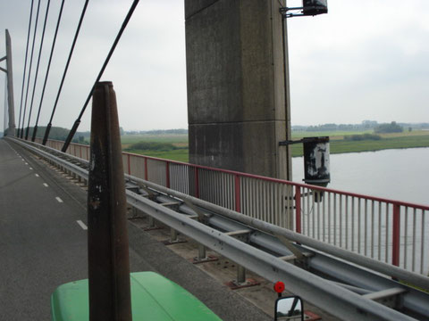 Ampelregulierte Brückenüberfahrt bei Kampen über die Ijssel. Dem Namensgeber des Ijsselmeers. Wir sind schon auf der Rückfahrt