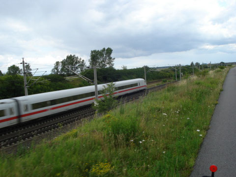 "Entschleunigung" im Verhältniss 230 Km/h zu 20 Km/h. Siehe Positionslicht rot am unteren, rechten Bildrand. Hier der ICE Berlin - Amsterdam