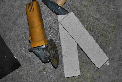 Zwei Streifen Schamott mit Keramiktrennscheibe getrennt