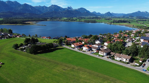 Das Haus liegt am Fuße des Enzensbergs.