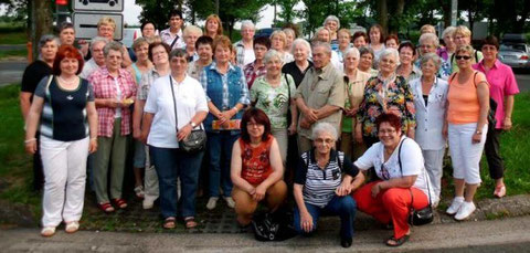 Das Bild zeigt die Landfrauen bei dem Zwischenstopp auf der Heimfahrt