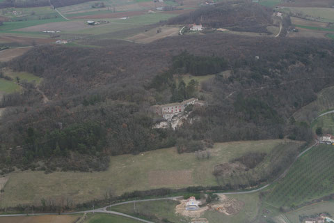 La safranière n°1 est localisée à 225 mètres d'altitude, la safranière n°2 dans la prairie en bas du château.