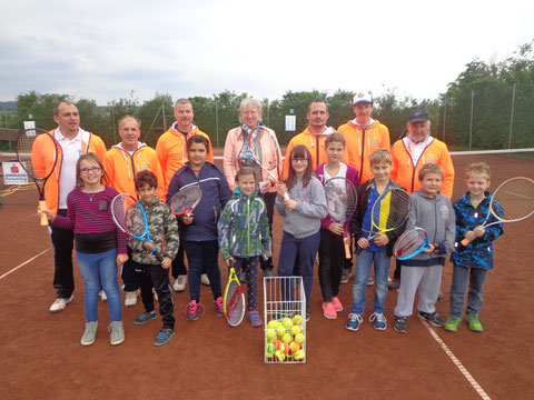 Im Bild v.l.n.r.: C. Erber, K. Eigner, G. Himsel, VS Lehrerin M. Fischelmaier, Obmann J. Stuphann, W. Riedl, F. Breimann, Kinder der 2. VS Perschling