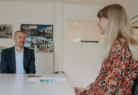 Jan Heuser, der Geschäftsführer der Sachsen-Klinik Naunhof im Gespräch mit Leonie Weiß vom Team der Imagekampagne