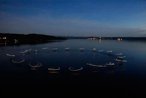 Choreoraphie für 20 Ruderboote: „Lichtroposophisches “Geschehnis“  von Robert Kessler in der Herrschinger Bucht auf dem Ammersee am 7. Mai 2009 mit 120 Mitwirkenden