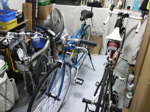 ↑ウチの自転車部屋。ギュウギュウですな。