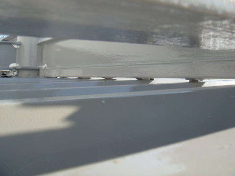 鉄骨・金属折板屋根塗り替え完成を下から接写撮影。