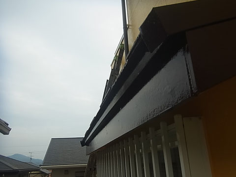 熊本〇様家の外壁塗装及び屋根塗装時。破風板塗り替え完成後の仕上がりを接写で撮影。