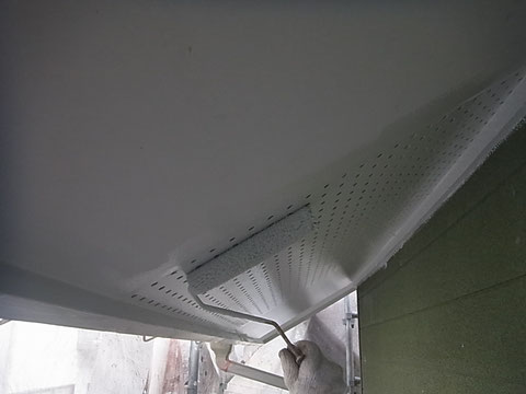 軒天の塗り替えを防カビ塗料にてローラー仕上げ