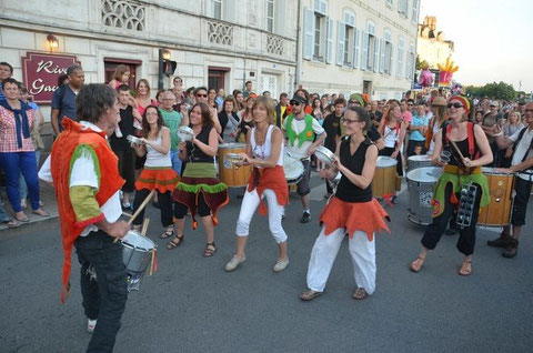 Fanfare Ploukatak, rive gauche du port, à la fête de la musique de Vannnes. Photo : Laurent Guenneugues