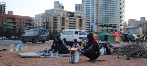 Familias improvisan refugios con tiendas de campaña en calles de Beirut, capital del Líbano, tras huir de las zonas bombardeadas por las fuerzas israelíes. Foto: Ali Yunes / PMA