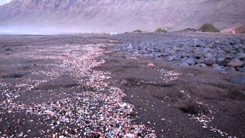 Pellets y microplásticos en la playa de Famara, Lanzarote. Foto: Alicia Herrera