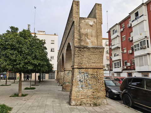 Restos del acueducto de los Caños de Carmona en la calle Cigüeña de Sevilla. Foto: J.L.C.
