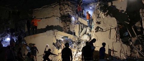 Servicios de emergencia trabajan en un edificio derrumbado de Caracas la noche del 24 de junio. Servicios de emergencia trabajan en un edificio derrumbado de Caracas la noche del 24 de junio. Foto: mytaj1/Shutterstock